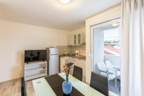 A2 - spacious apt with the sea view & use of pool